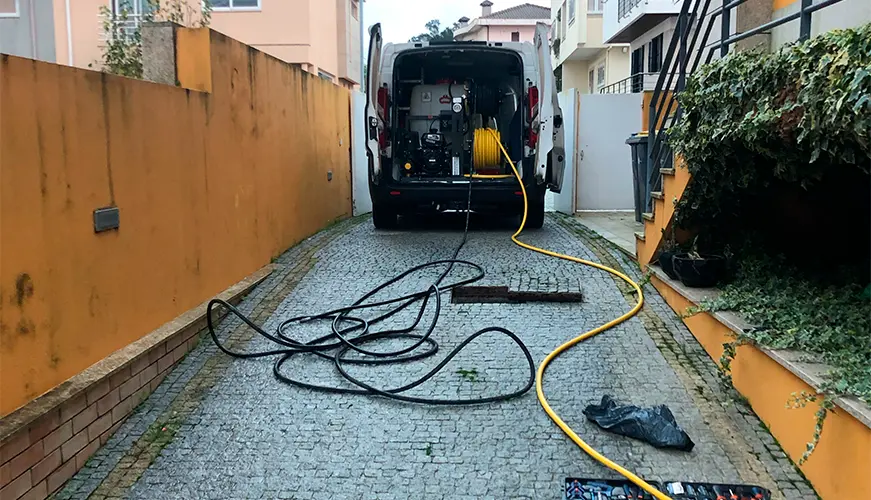 Serviço profissional de desentupimento de canos no Porto